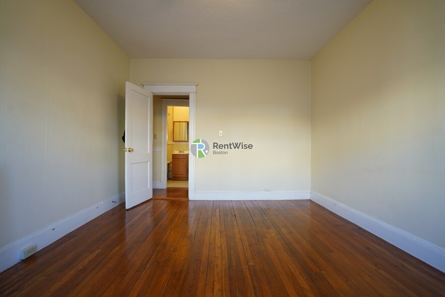 Building Photo - 221 Kelton St