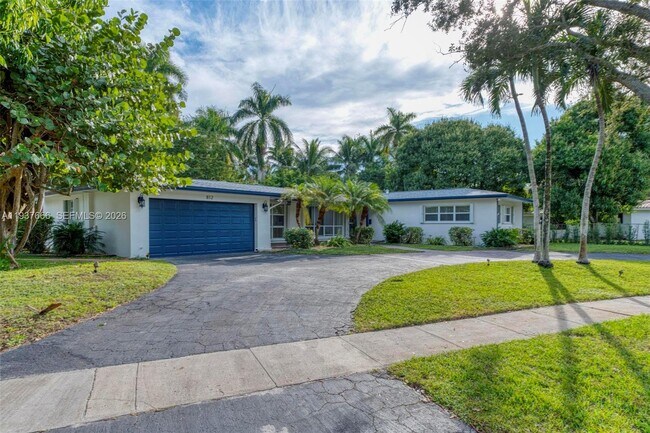 Building Photo - 812 Holly Ln