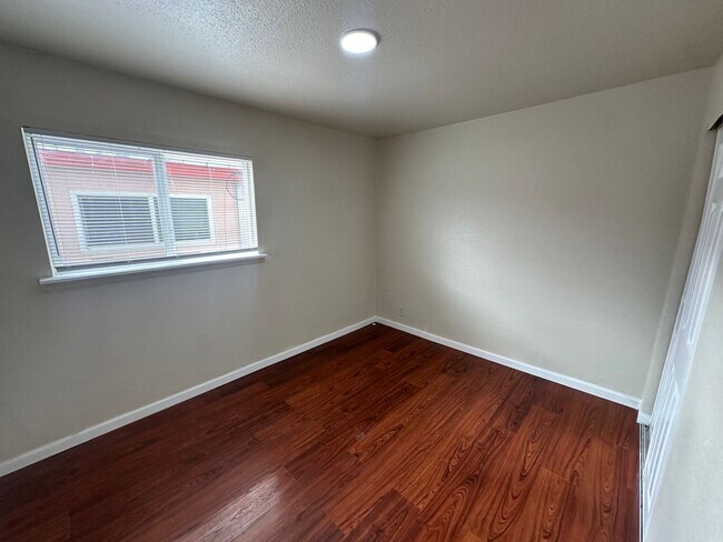 Building Photo - 317-323 S 26th St