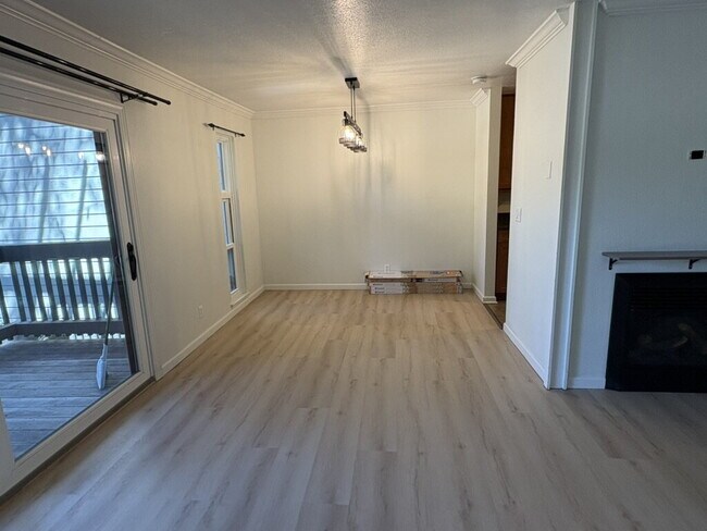 Building Photo - Updated Lauriedale 1 bd/1 ba Condo | Cats Welcome | Pools, Gym & Covered Parking | 10' x 10' Stor...