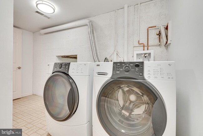 Building Photo - 1423 McLean Mews Ct