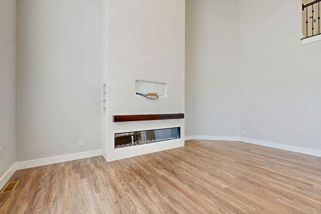 Building Photo - Large Spacious 4 Bedroom Home in Desirable Highland with Private Backyard and Finished Basement