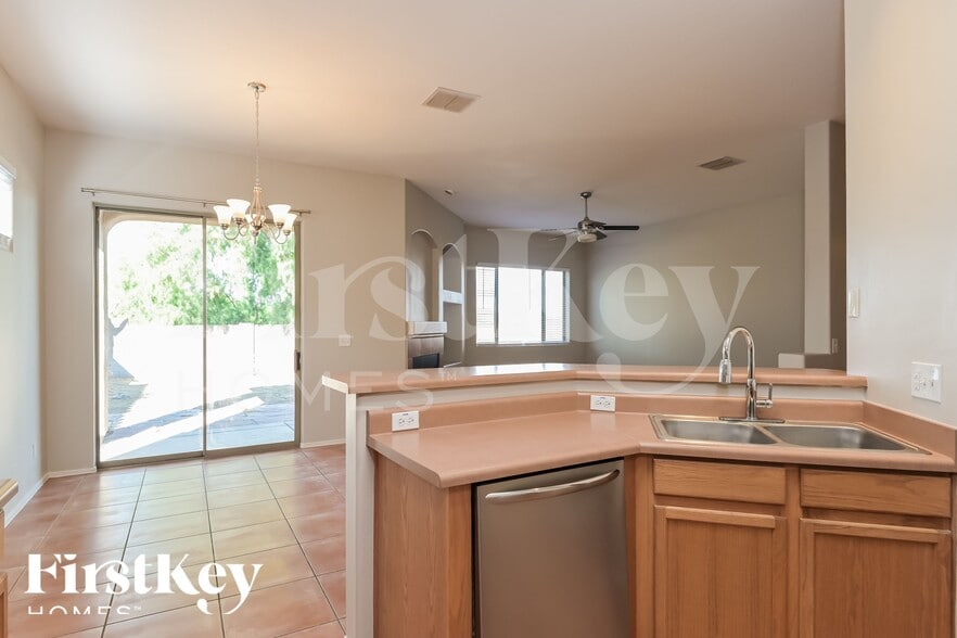 Building Photo - 8551 N Rolling River Dr