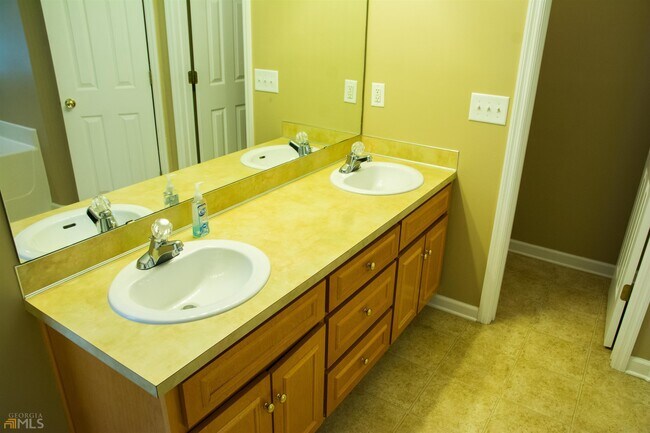 Building Photo - 8037 Creekland Dr