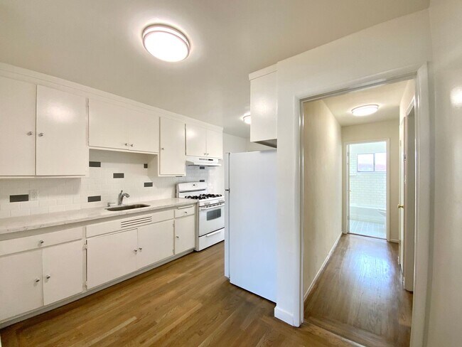 Building Photo - NEWLY RENOVATED Unit, w/ HIGH CEILINGS, Sp...