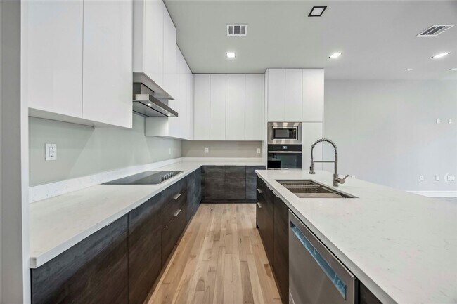 Building Photo - 1111 W 21st St