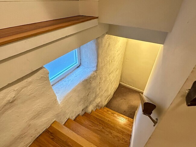 Building Photo - Mission Hill 5 -Bed