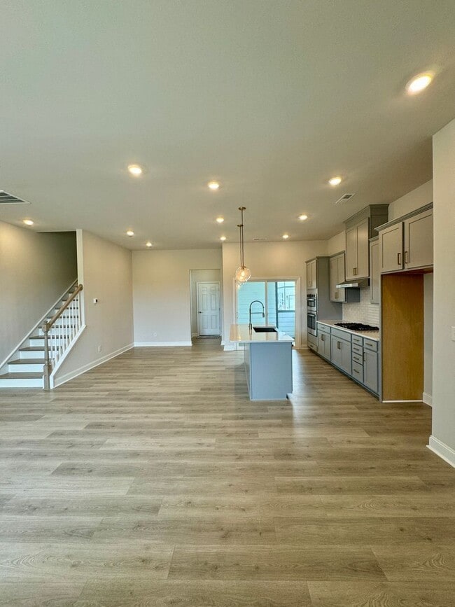 Building Photo - Beautiful 3BR/2BA w/ Office Townhouse in P...