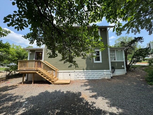 Building Photo - Charming 2 Bed 1.5 Bath Single Family Home...