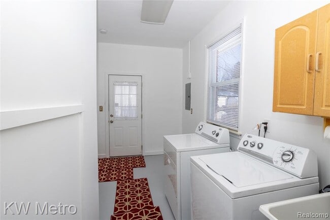 Building Photo - 32348 Linderman Ave