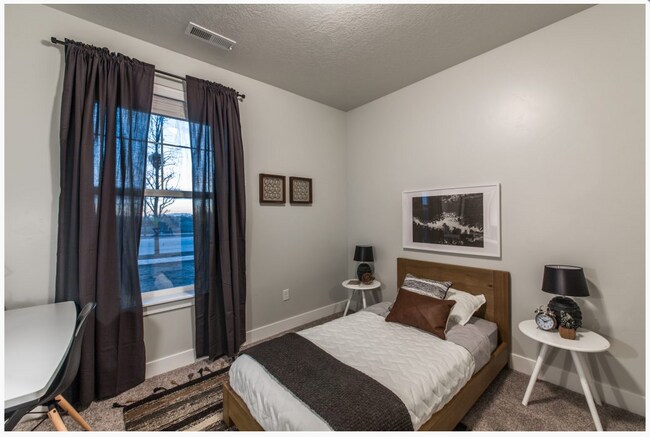 Building Photo - Beautiful 3 Bd, 2 Ba Condo with Garage Parking