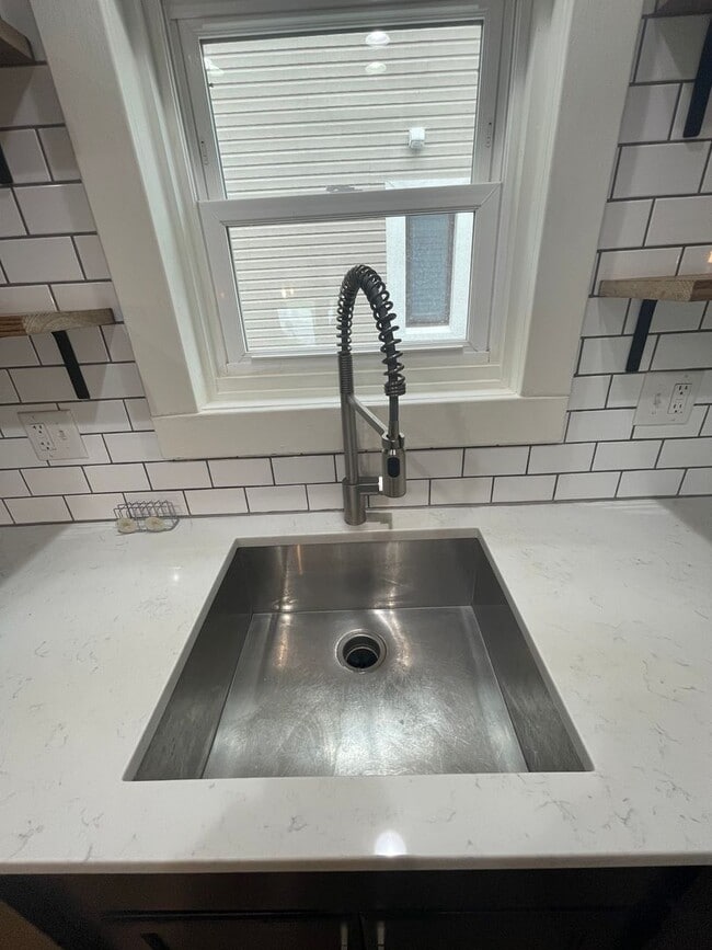 Building Photo - Charming Bungalow