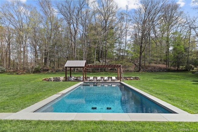 Building Photo - 10 Upland Rd N