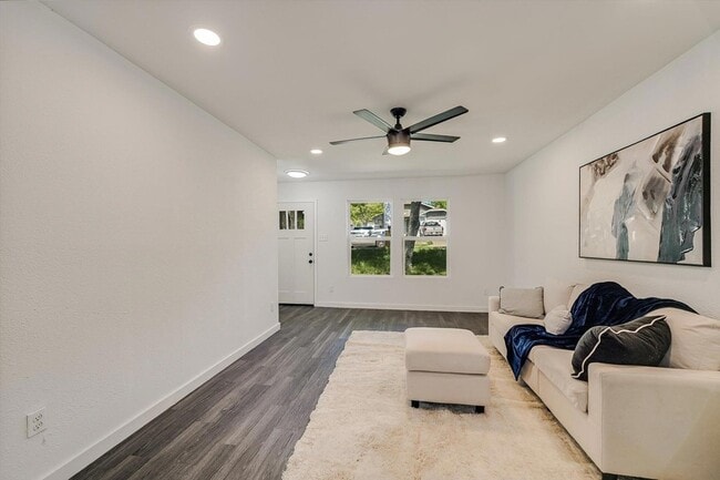 Building Photo - 6913 Shannon Dr