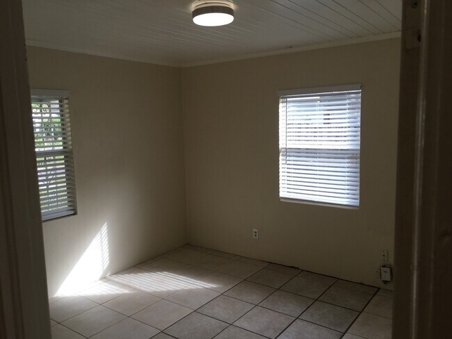 Building Photo - North Hyde Park - UT Area