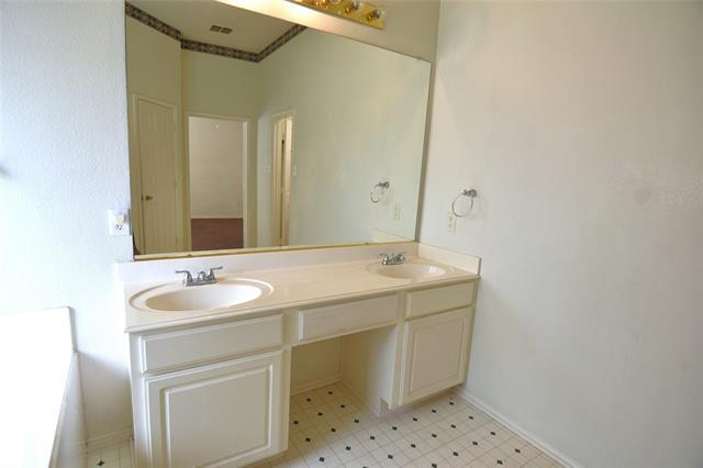 Building Photo - 9700 Summer Dr