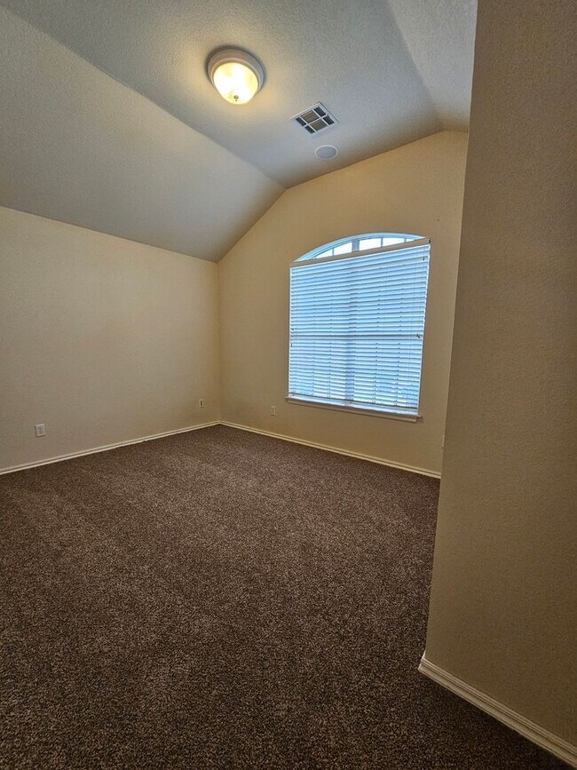 Building Photo - (3) Bed/(2) Bath In NE Norman Avail NOW!