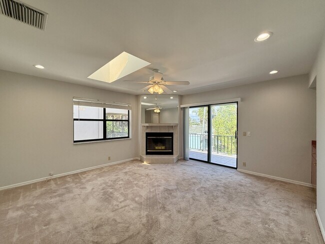 Building Photo - 867 Mandalay Ave