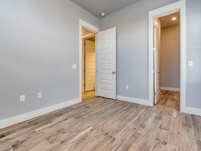 Building Photo - 103 E Walter Ave