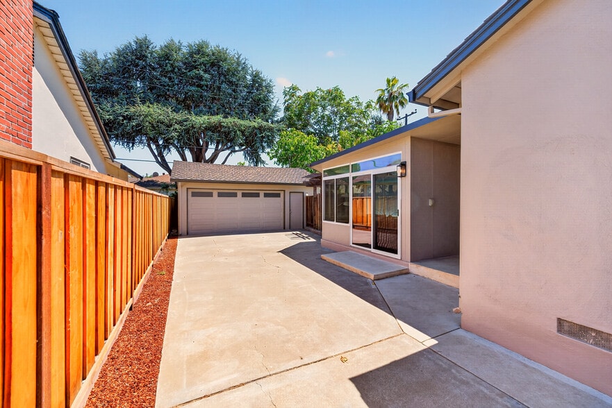Building Photo - 2130 Roenoke Way