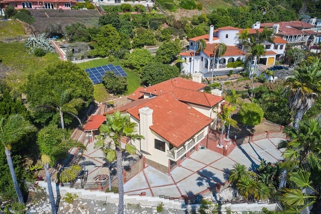 Building Photo - Aqua Vista - Entertainers Playhouse