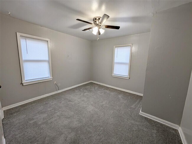 Building Photo - 221 E Myrtle Dr