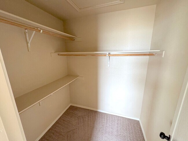 Building Photo - Sandstone Ranch Estates 4Bed/2.5bath Refrig A/C!