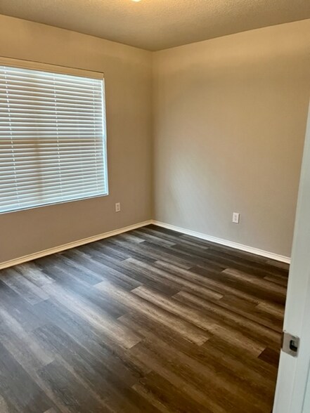 Building Photo - 102 Branding Iron Dr