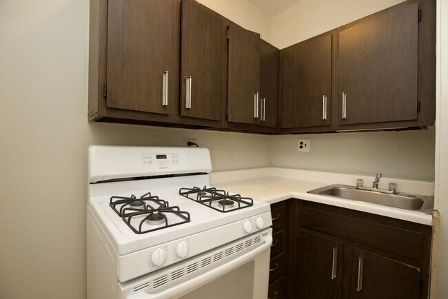 Building Photo - 3722 N Pine Grove Ave