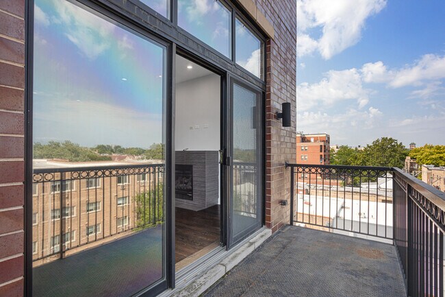Building Photo - 1412 W Morse Ave