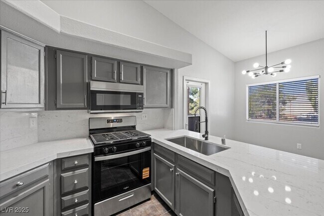 Building Photo - 900 Heavenly Hills Ct
