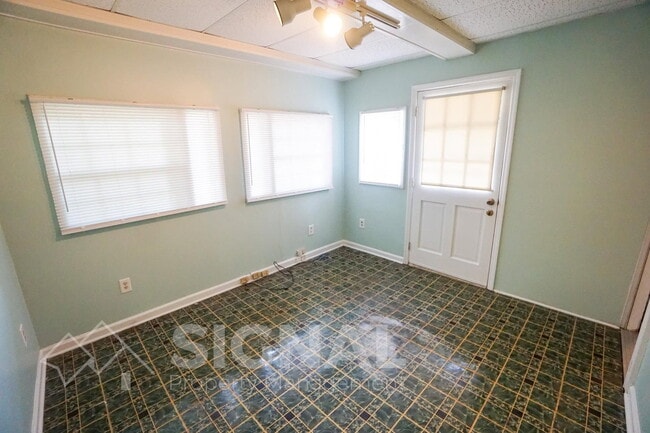 Building Photo - 352 Jamestown Manor Dr