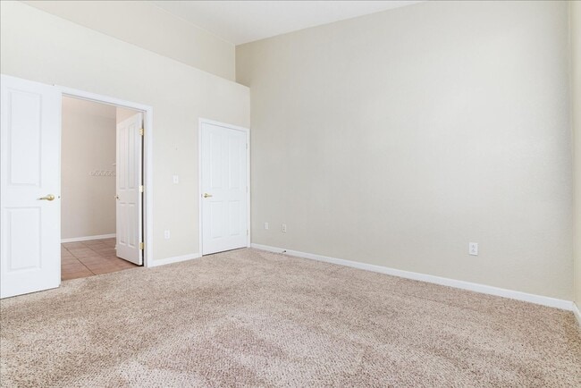 Building Photo - July 1st Move in! Top Floor 2 Bed / 2 Bath...
