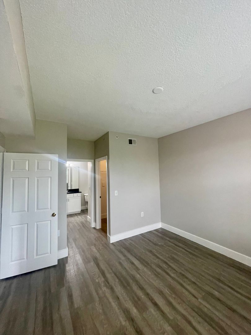 Building Photo - 1 Bedroom / 1 Bath Condo in Gated Community.