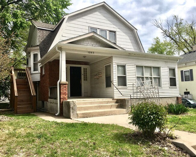 Building Photo - 1203 E Walnut St