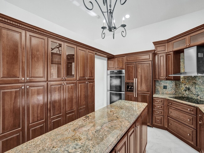 Building Photo - 762 Crescent Way