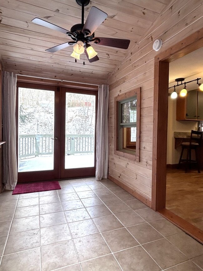 Building Photo - Creekside Cottage Living with Bonus Studio Space