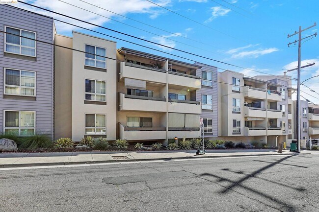 Building Photo - 66 Fairmount Ave