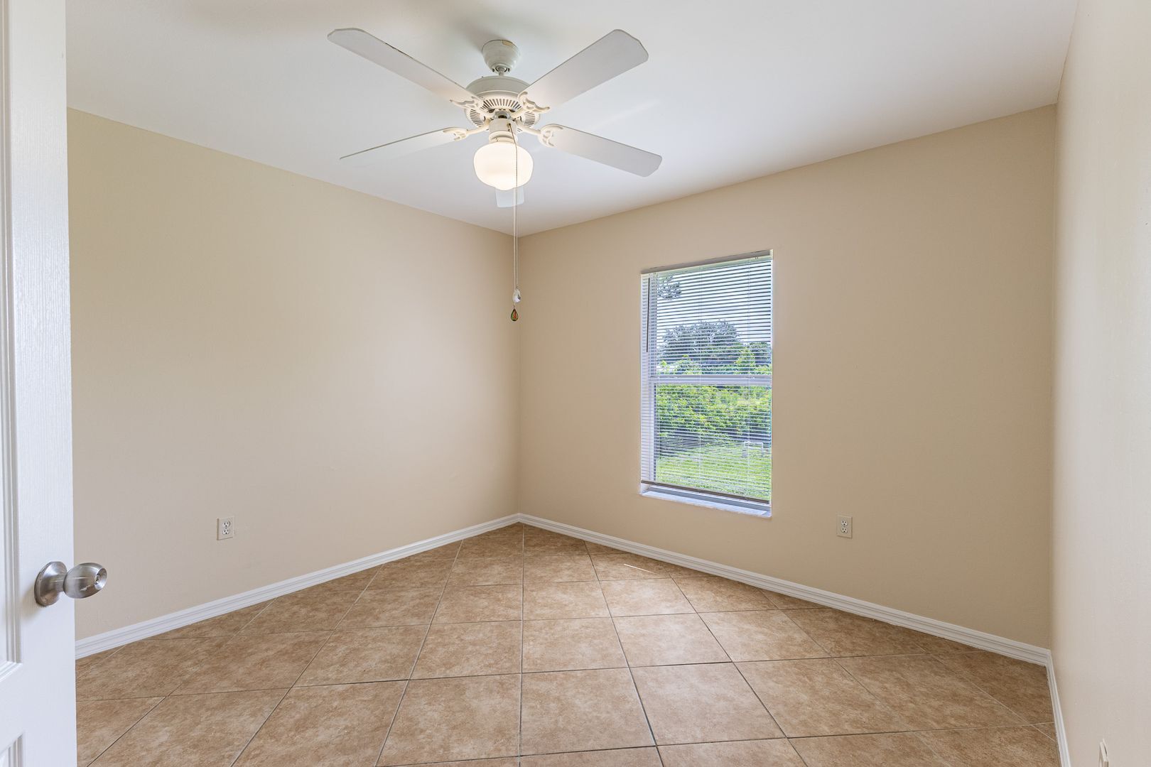 Building Photo - 3/2 Single Family home freshly painted interior and exterior