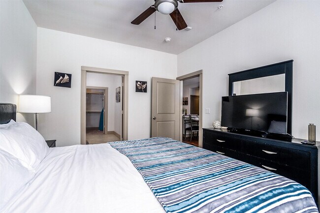 Building Photo - 955 St Joseph Pkwy