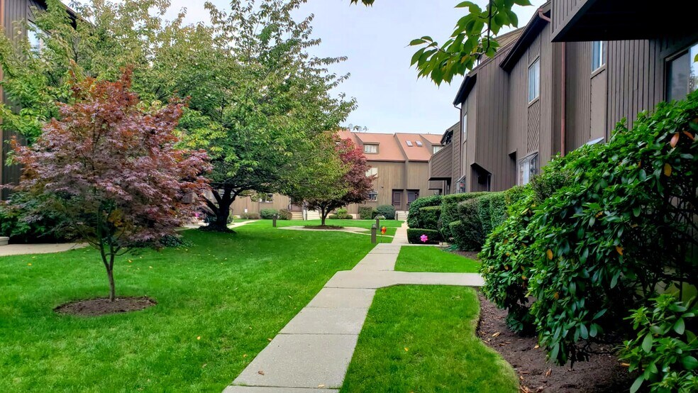 Courtyard Garden Townhouse - 455 Hope St