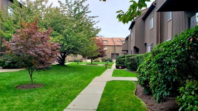 Courtyard Garden Townhouse - 455 Hope St