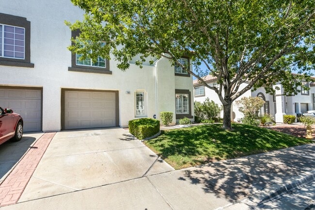 Building Photo - 3 Bedroom 2.5 Bathroom Townhouse in Henderson.