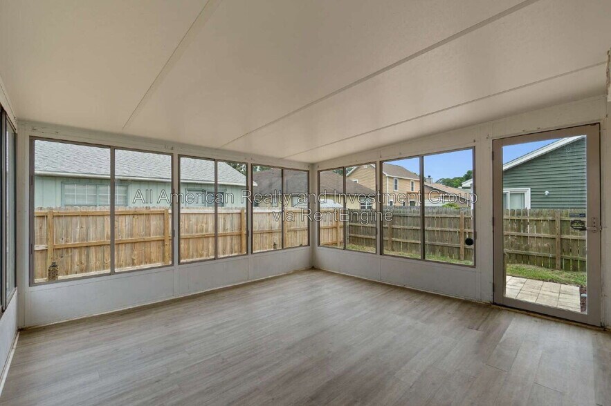 Building Photo - 608 Drakes Landing