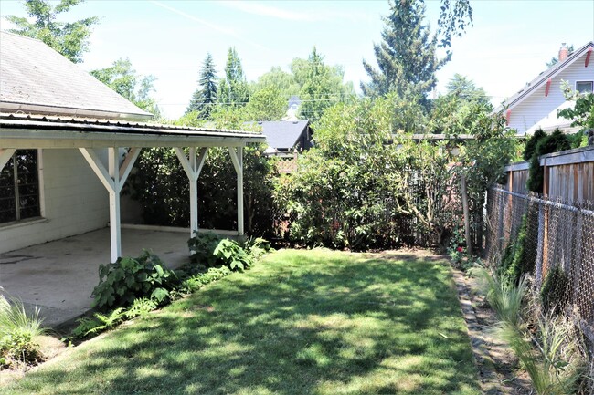 Building Photo - 3/1.5 Bungalow at historic Kenton Park!