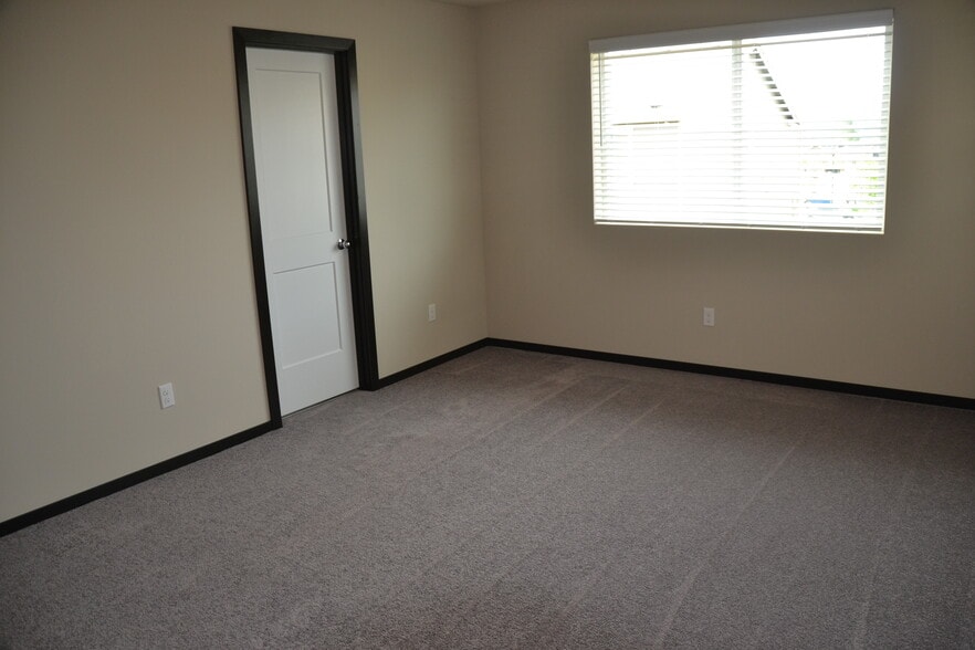 Building Photo - 3372 Inverness St