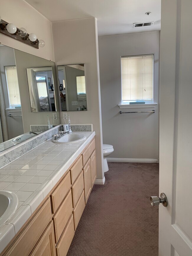 Building Photo - 2224 Ruhland Ave