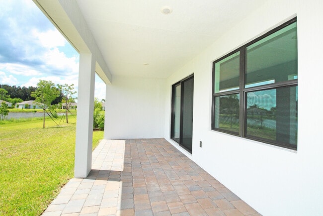 Building Photo - 5929 SE Sky Blue Cir