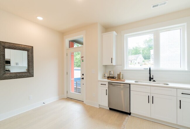 Building Photo - 2 Bedroom Townhome in Northshore Chattanooga