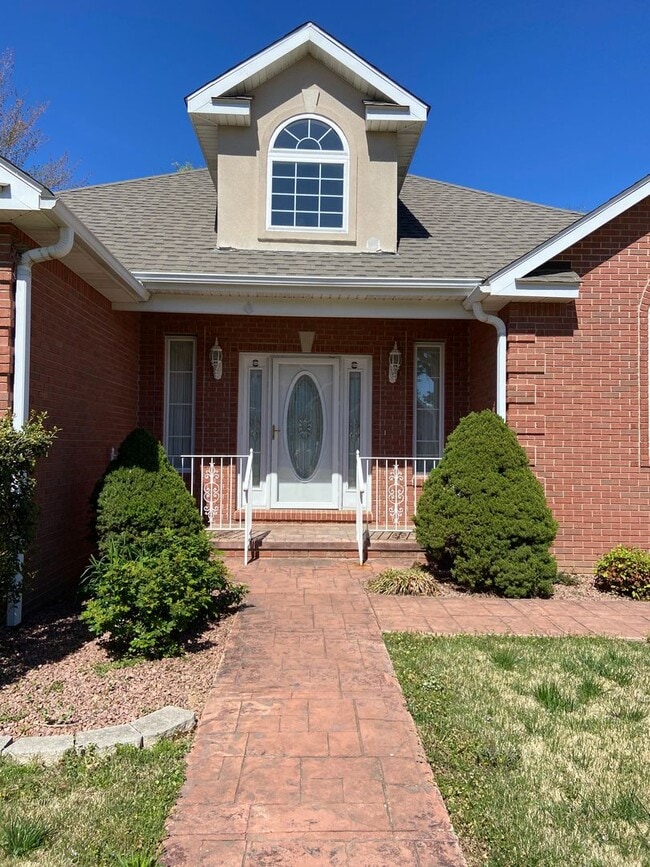 Building Photo - Beautiful Custom 3 bedroom, 2.5 bath home for lease in Poplar Bluff